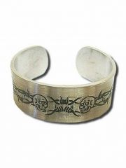 Armreif Stacheldraht Totenkopf