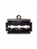 Metallkette mit Anhänger Rasierklinge